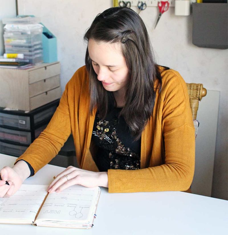 Anouk aan het journalen